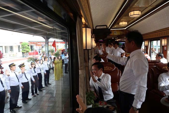 Đoàn tàu du lịch "Cố đô Huế - Phong Nha: Hành trình di sản thế giới" bắt đầu lăn bánh sau lễ khai trương ngày 28/8.