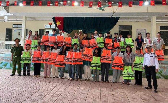 Đội Cảnh sát đường thủy số 3, Phòng CSGT Công an tỉnh Phú Thọ, tuyên truyền phòng chống đuối nước và tặng áo phao cho học sinh vùng hồ.