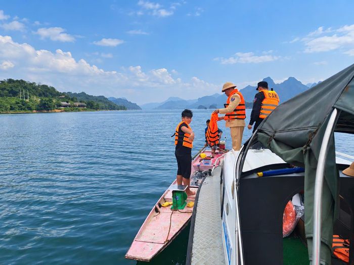 Để bảo đảm an toàn cho học sinh vùng lòng hồ, Đội Cảnh sát đường thủy số 3, Công an tỉnh Phú Thọ không chỉ tuyên truyền tại trường học mà còn đưa công tác phòng, chống đuối nước đến từng khu dân cư, từng khu vực có nguy cơ mất an toàn.