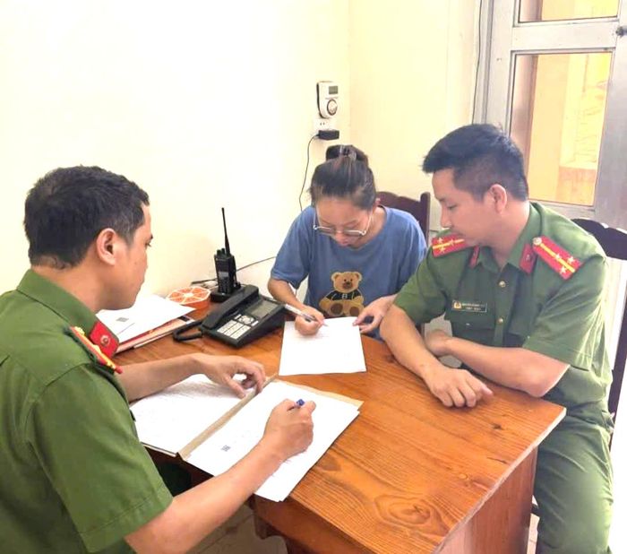 Nguyễn Chung Thủy, nhân viên bán hàng tại nhà thuốc thuộc Trung tâm Y tế khu vực Thanh Ba tại cơ quan công an.