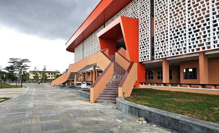 Đại diện Công ty Cổ phần Xây lắp và Thương mại An Bảo cho biết, dự án cải tạo khiến nhiều hạng mục phải thay đổi cho phù hợp với kết cấu công trình. Ngoài ra, giá vật liệu tăng cao, nguồn cung cấp khan hiếm khiến công tác triển khai thi công bị ảnh hưởng.