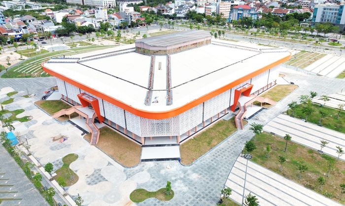 Trong đó, gói thầu xây lắp số 11 được khởi công tháng 1/2025 và dự kiến hoàn thành vào tháng 2/2026 (hoàn thành trong 400 ngày), với giá trị hợp đồng hơn 83 tỷ đồng. Sau nhiều lần gia hạn, đến nay chủ đầu tư yêu cầu phải hoàn thành công trình đến ngày 15/8. Tuy nhiên, do nhiều nguyên nhân khác nhau khiến dự án dự kiến bàn giao vào ngày 15/9 tới.