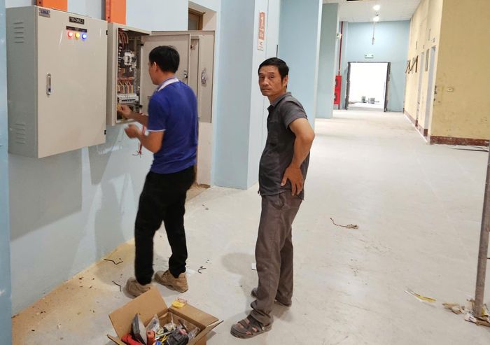 Chủ đầu tư đang tích cực đôn đốc các nhà thầu tập trung xử lý, khắc phục hoàn thiện một số chi tiết kỹ thuật nhỏ. Đồng thời, triển khai vận hành chạy thử hệ thống cơ điện (M&E) và hệ thống phòng cháy, chữa cháy. Sau đó, tổ chức nghiệm thu hoàn thành và bàn giao trước ngày 15/9.