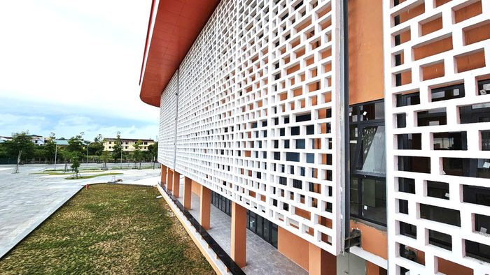 Đại diện Ban QLDA Đầu tư xây dựng và phát triển đô thị TP Huế, dự án cải tạo khối nhà Trung tâm Thể dục Thể thao tỉnh Thừa Thiên - Huế cũ thành Quảng trường Văn hóa Thể thao TP Huế. Quá trình thực hiện gặp rất nhiều khó khăn, một số cấu kiện không phù hợp phải tháo dỡ, thay thế và mở rộng nhà thi đấu từ 11.952m² lên 19.542m².