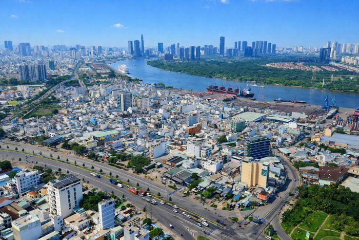 Dự án cầu Thủ Thiêm 4 có tổng chiều dài khoảng 2,16km, trong đó phần cầu dài hơn 1,6km. Công trình được thiết kế với quy mô 8 làn xe, gồm 6 làn xe cơ giới và 2 làn xe hỗn hợp. Điểm đầu dự án nằm trên đường Nguyễn Văn Linh, khu vực giao với cầu Tân Thuận 2, thuộc phường Tân Thuận. Điểm cuối kết nối đường Nguyễn Cơ Thạch, trục Bắc - Nam của Khu đô thị mới Thủ Thiêm, thuộc phường An Khánh.