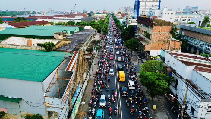 Hiện nay, phương tiện từ khu Nam muốn tiếp cận Thủ Thiêm và các khu vực phía Đông thành phố chủ yếu phải di chuyển qua các trục đường khu vực trung tâm như Nguyễn Tất Thành, Tôn Đức Thắng, cầu Khánh Hội, hầm vượt sông Sài Gòn, cầu Ba Son hoặc cầu Thủ Thiêm. Các tuyến này đang chịu áp lực lớn về lưu lượng phương tiện, đặc biệt vào giờ cao điểm. Việc thiếu một hướng kết nối trực tiếp khiến hành trình giữa hai khu vực phải đi vòng qua trung tâm.