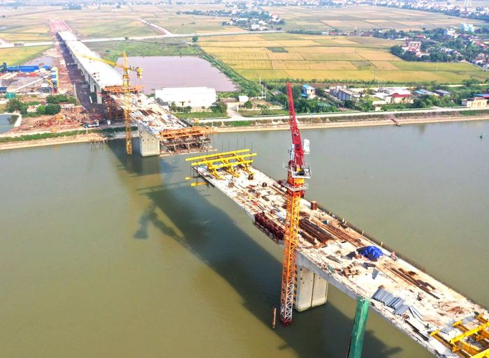 Hạn chế giao thông đường thủy nội địa để phục vụ thi công khoan khảo sát địa chất cầu vượt sông Đáy tại Km 83+200, với thời gian thực hiện 16 ngày, từ 10 - 25/9.