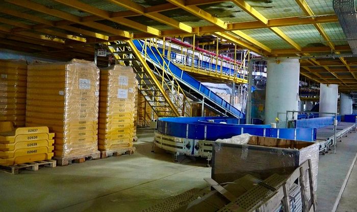 Đến nay nhiều tuyến băng tải cũng đã hiện diện rõ giữa không gian nhà ga, tạo nên một mạch ngầm khổng lồ phía sau khu vực phục vụ hành khách.