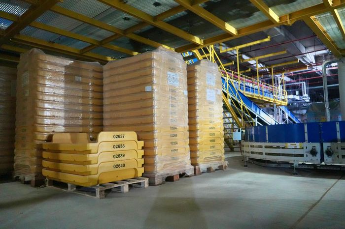 Mỗi kiện hành lý sau khi được hành khách ký gửi sẽ bước vào một hành trình riêng. Từ băng tải, hệ thống soi chiếu đến các thiết bị phân loại và vận chuyển, toàn bộ quy trình được kết nối thành một mạng lưới liên hoàn nhằm đưa hành lý đến đúng chuyến bay với yêu cầu cao về tốc độ và độ chính xác.