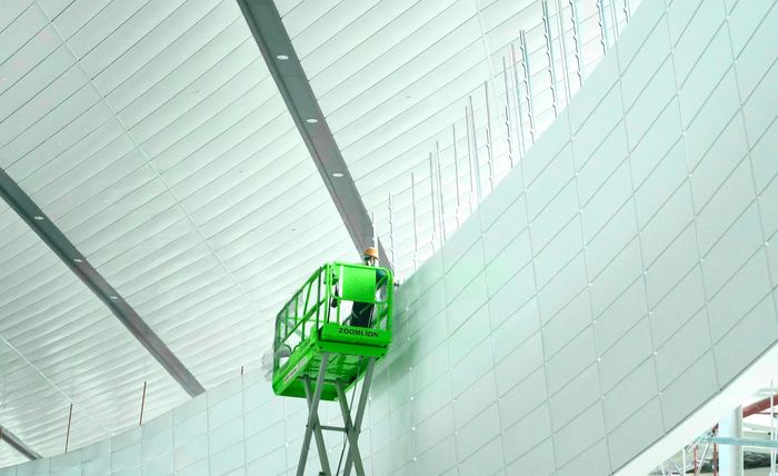 Công nhân Nguyễn Anh Xuân cho biết, những ngày này khối lượng công việc trên công trường rất lớn, ai cũng ý thức rõ dự án đang bước vào chặng cuối. “Anh em trên công trường gần như ai cũng ý thức rõ công trình đang bước vào chặng cuối nên càng nỗ lực. Làm ở đây lâu rồi, nhìn công trình thay đổi từng ngày cũng thấy rất vui. Trước còn ngổn ngang, giờ từng khu vực đã ra hình hài”, anh Xuân chia sẻ.