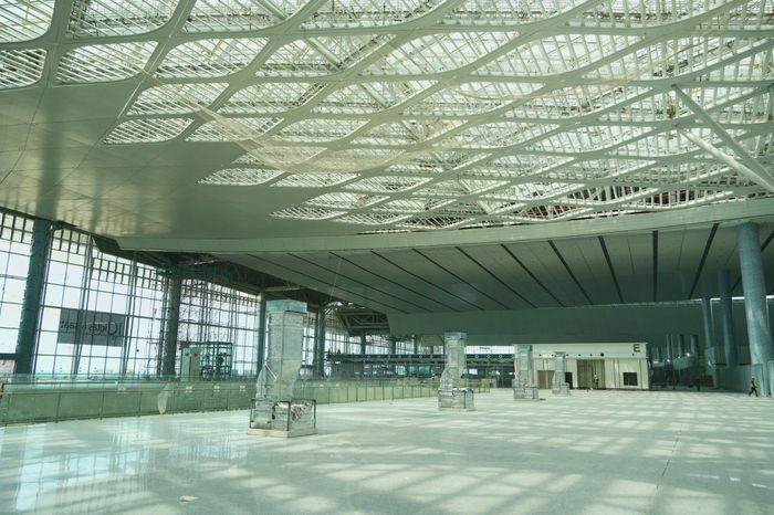 Ngay phía dưới, hệ trần nhôm áp mái lấy sáng tự nhiên với tổng diện tích gần 10.000m2 cũng cơ bản hoàn thiện. Những đường nét uốn lượn của hệ trần tạo liên tưởng đến nhụy hoa sen và những cánh sen đang mở ra giữa không gian nhà ga. Hình ảnh này được kỳ vọng trở thành điểm nhận diện mang dấu ấn Việt Nam của sân bay Long Thành.
