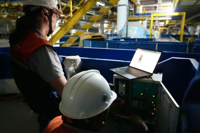 Do hệ thống có tính liên kết cao và yêu cầu kỹ thuật nghiêm ngặt, quá trình lắp đặt luôn được các chuyên gia nước ngoài thuộc nhà thầu thi công giám sát, kiểm tra. Từng thiết bị, vị trí kết nối và các thông số kỹ thuật đều phải được rà soát trước khi chuyển sang công đoạn tiếp theo.