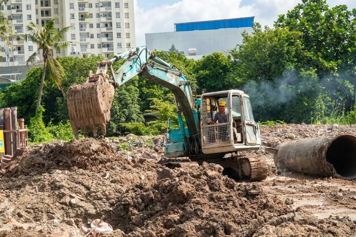Tại giao lộ đường số 28 - Linh Đông, điểm đầu đoạn 3 Vành đai 2, công nhân cùng máy móc, thiết bị được huy động, khẩn trương thi công các hạng mục theo kế hoạch.