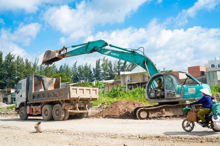 Tháng 7/2025, Chính phủ ban hành Nghị quyết 212, tháo gỡ khó khăn cho dự án. Sau đó, TP.HCM và nhà đầu tư khẩn trương hoàn thiện thủ tục, đưa dự án trở lại thi công.
