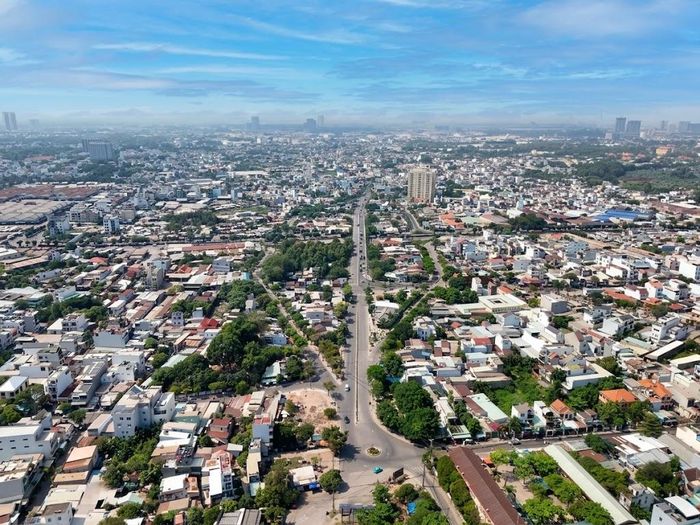 Đoạn 3 đường Vành đai 2 (TP Thủ Đức cũ) được khởi công từ năm 2017, tổng mức đầu tư hơn 2.700 tỷ đồng theo hình thức BT (xây dựng - chuyển giao) do Công ty CP Văn Phú - Bác Ái làm chủ đầu tư.