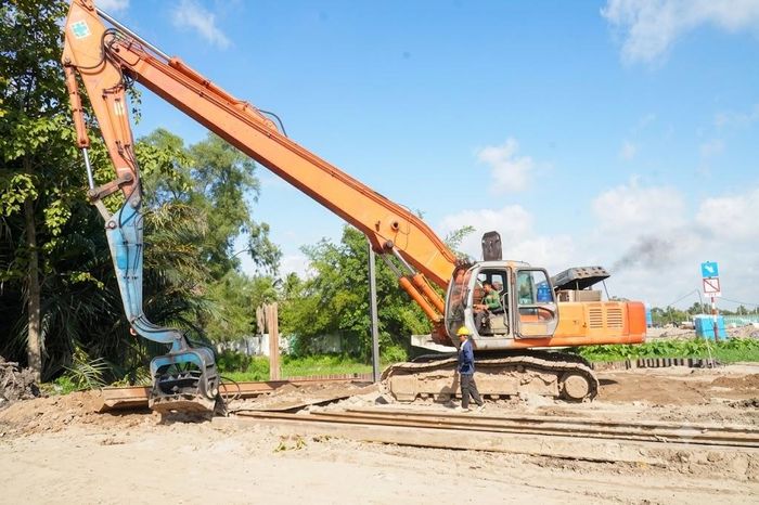 Tuy nhiên, từ tháng 3/2020, khi mới đạt hơn 43% khối lượng, dự án phải tạm dừng thi công do vướng giải phóng mặt bằng, chưa ký phụ lục điều chỉnh hợp đồng và thanh toán quỹ đất cho nhà đầu tư.