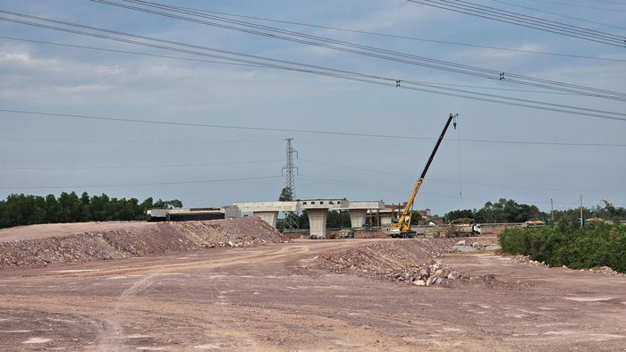 Nhà thầu đang tập trung thi công nút giao tỉnh lộ 16 sớm hoàn thành đúng tiến độ.
