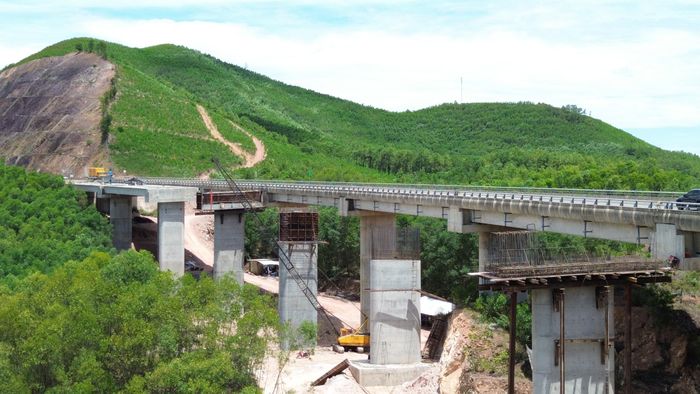 Công ty Xây dựng Trường Sơn đang triển khai thi công cầu số 4, dự án mở rộng cao tốc đoạn Cam Lộ - La Sơn đoạn qua TP Huế.