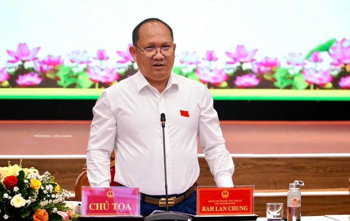Chủ tịch HĐND tỉnh Rah Lan Chung phát biểu tại phiên họp.