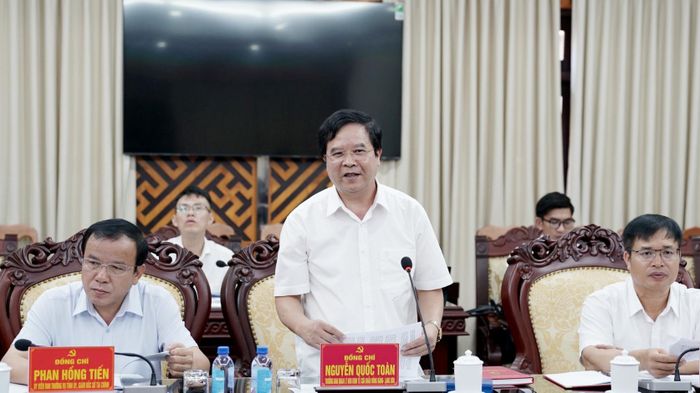 Lãnh đạo Ban Quản lý Khu KTCK Đồng Đăng - Lạng Sơn báo cáo tại hội nghị.