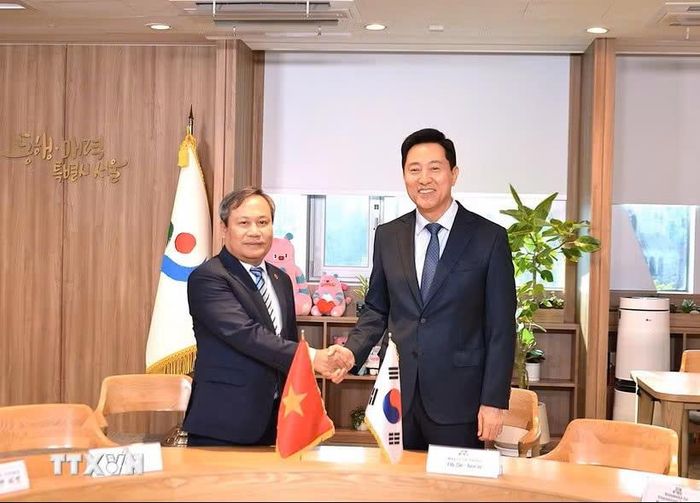 Chủ tịch UBND thành phố Hà Nội Vũ Đại Thắng làm việc với Thị trưởng Seoul Oh Se-hoon. Ảnh: TTXVN.
