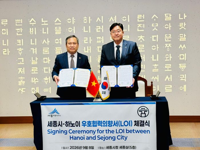 Chủ tịch UBND thành phố Hà Nội Vũ Đại Thắng và Thị trưởng thành phố Sejong Jo Sang-ho ký kết Ý định thư về quan hệ hữu nghị và hợp tác giữa hai thành phố. Ảnh: TTXVN.