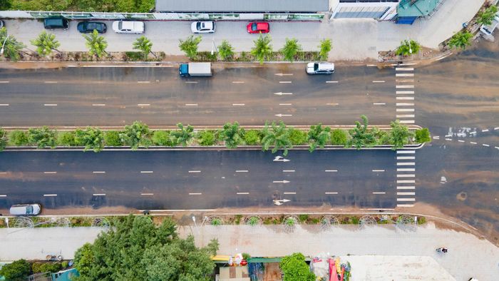 Theo đại diện Công ty TNHH Đầu tư xây dựng Hoàng Mai - Hà Nội, dự án đường Vành đai 2,5 đoạn Đầm Hồng - QL1A được thi công xong toàn bộ tuyến từ tháng 4/2026 và đã tạm đưa vào khai thác sử dụng.Hiện có ba đơn vị mượn đoạn đầu tuyến (từ ngõ 192 Lê Trọng Tấn đến Đầm Hồng) để phục vụ các dự án lân cận, trong đó có dự án đường Vành đai 2,5 đoạn Nguyễn Trãi - Đầm Hồng do phường Khương Đình làm chủ đầu tư. Tuy nhiên, thời gian qua, quá trình tập kết đất thải, trạc thải từ dự án đường Vành đai 2,5 đoạn Nguyễn Trãi - Đầm Hồng về tại dự án nhà tang lễ quận Thanh Xuân, đất rơi vãi từ xe trọng tải lớn xuống đường gây bụi bẩn, ô nhiễm, ảnh hưởng rất lớn đến việc đi lại, cuộc sống của người dân địa phương.