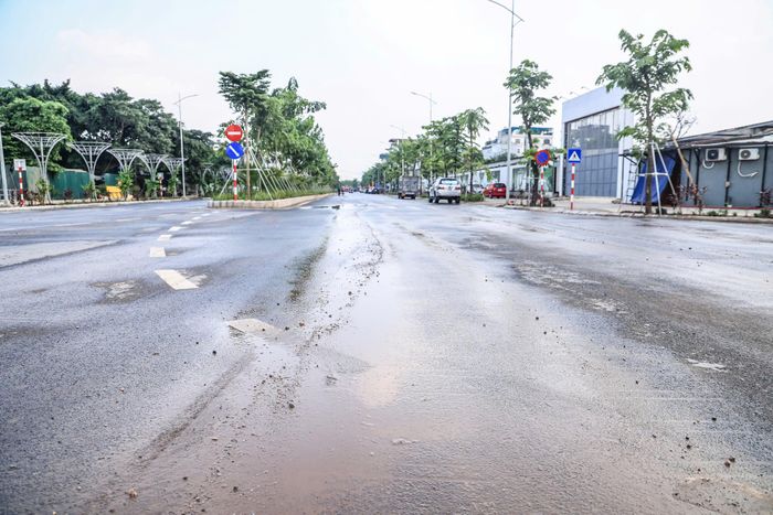 Trước đó, Công ty TNHH Đầu tư xây dựng Hoàng Mai - Hà Nội đã thường xuyên nhắc nhở bằng văn bản, gọi điện trao đổi với nhà thầu, thậm chí gửi văn bản cho chủ đầu tư yêu cầu nhà thầu phải bảo đảm công tác vệ sinh môi trường.
