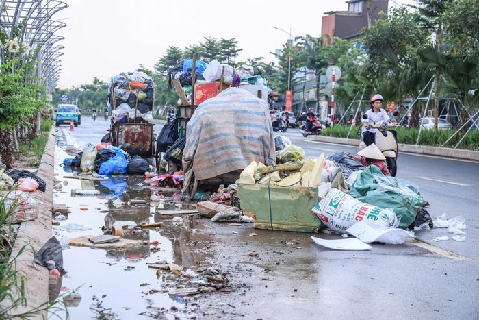 Tuyến đường đẹp đoạn Đầm Hồng - QL1A vừa được thông xe chưa đầy một năm nhưng rác thải chiếm tới hơn nửa lòng đường, gây mất ATGT và mỹ quan đô thị.