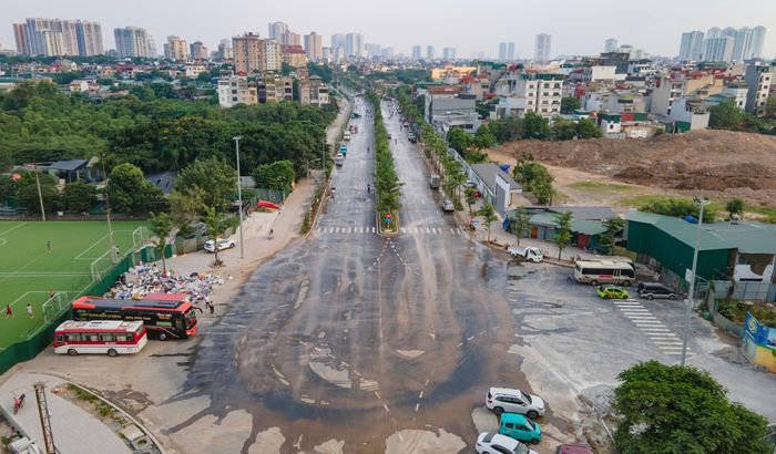 Tuy nhiên không có công nhân tiến hành thu dọn đất đá, bùn đất và vật liệu xây dựng vẫn còn vương vãi trên mặt đường.