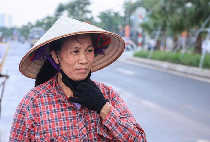Cô Nguyễn Thị Tho, hiện ở phường Phương Liệt (Hà Nội), làm công tác thu gom rác trên đường Vành đai 2,5 đoạn Đầm Hồng - QL1A cho biết tình trạng bụi do thi công dự án đường Vành đai 2,5 đoạn Nguyễn Trãi - Đầm Hồng đã xuất hiện từ hơn 3 tháng nay.“Đến hôm nay mới thấy nhà thầu đi tưới nước, dọn dẹp nên bụi giảm rõ rệt. Có xe phun nước nên khi xe cộ đi qua không còn bụi bay mù như trước. Mong đơn vị thi công duy trì việc này trong suốt quá trình thực hiện dự án”, cô Tho chia sẻ.