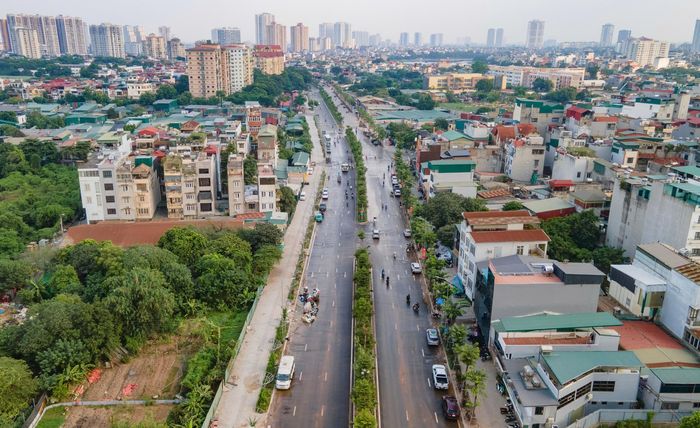 Ghi nhận của PV Báo Xây dựng cho thấy, tình trạng bụi phát tán ra khu vực xung quanh đường Vành đai 2,5 đoạn Đầm Hồng - QL1A đã được cải thiện đáng kể. Tại công trường thi công đường Vành đai 2,5, xe phun nước được bố trí hoạt động, tập trung tưới ẩm những đoạn đường có nhiều phương tiện, máy móc thi công và lưu thông qua lại. Mặt đường được tưới ẩm giúp hạn chế bụi bốc lên mỗi khi xe tải, máy móc di chuyển.