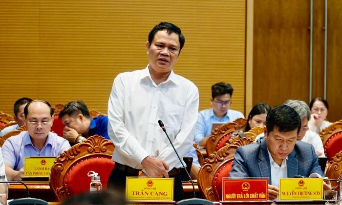 Giám đốc Sở Tài chính Trần Cang trả lời chất vấn.