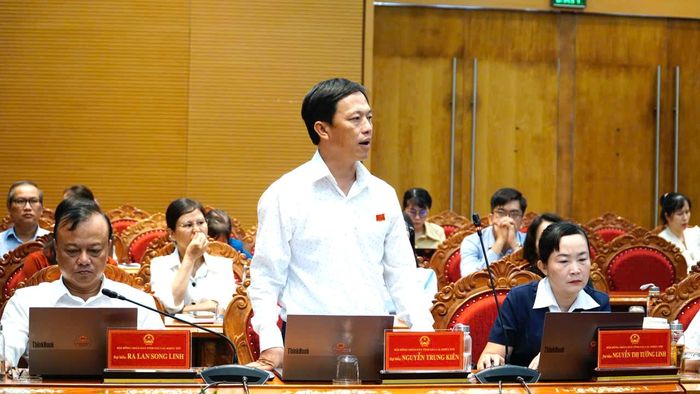 Đại biểu Nguyễn Trung Kiên đề nghị làm rõ trách nhiệm quản lý Nhà nước về tài chính đầu tư của Sở Tài chính khi một số sở chuyên ngành có tỷ lệ giải ngân rất thấp.