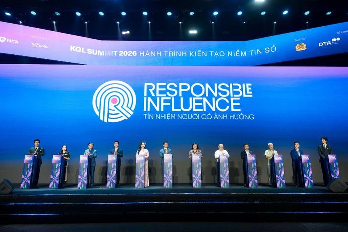 Ông Đỗ Quang Vinh và các đại biểu tham dự cùng thực hiện nghi thức ký cam kết tuân thủ bộ tiêu chuẩn tín nhiệm.
