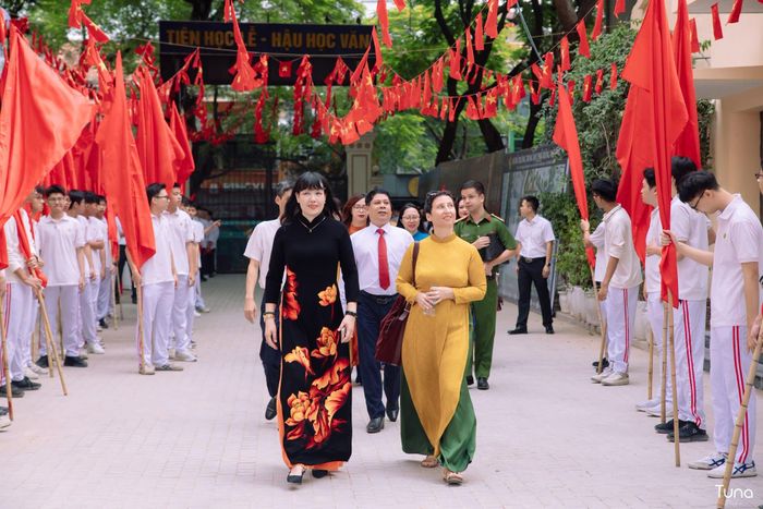Bà Nguyễn Bội Quỳnh, Hiệu trưởng Trường THPT Việt Đức, cùng đoàn đại biểu trong lễ khai giảng năm học mới tại ngôi trường vừa hoàn thành cải tạo, nâng cấp.