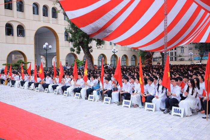 Học sinh Trường THPT Việt Đức bước vào năm học mới trong diện mạo mới sau quá trình tu bổ, chỉnh trang.