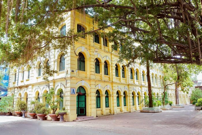 Tòa nhà A được xây dựng từ thời Pháp, vẫn được giữ nguyên với những nét kiến trúc cổ.