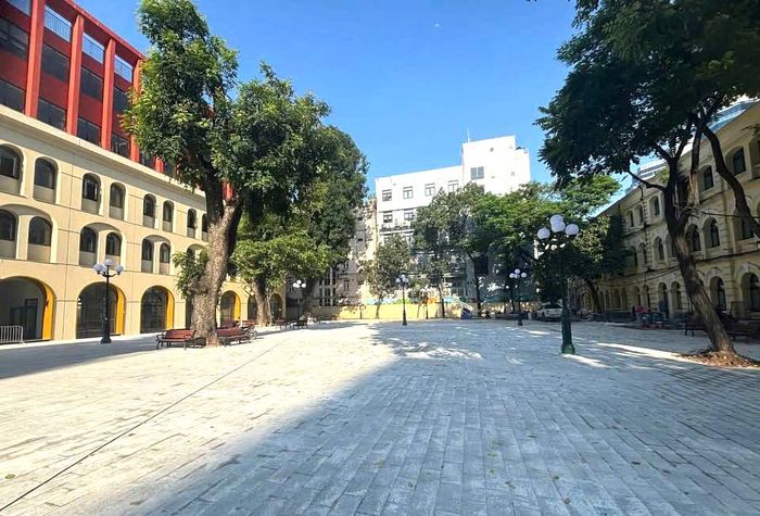 Khoảng sân kết nối khu nhà mới với tòa nhà cũ vẫn lưu giữ nét kiến trúc Pháp.