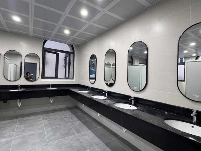 Khu vực nhà vệ sinh được cải tạo sạch sẽ, khang trang, đáp ứng nhu cầu sinh hoạt của học sinh.