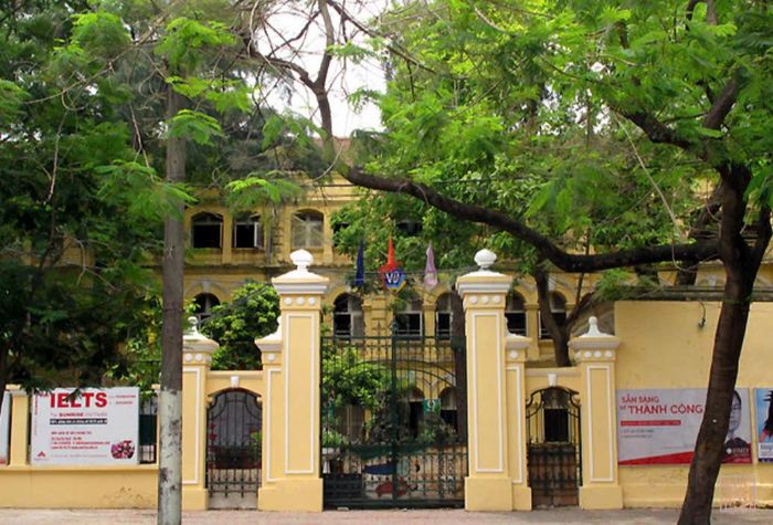 Cổng phụ Trường THPT Việt Đức trên phố Lý Thường Kiệt vẫn giữ nguyên nét kiến trúc từ thời Pháp.