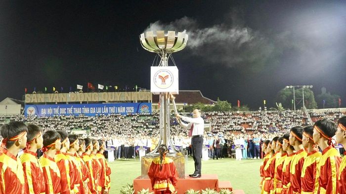 Bí thư Tỉnh ủy Gia Lai Thái Đại Ngọc thực hiện nghi thức thắp đuốc khai mạc.