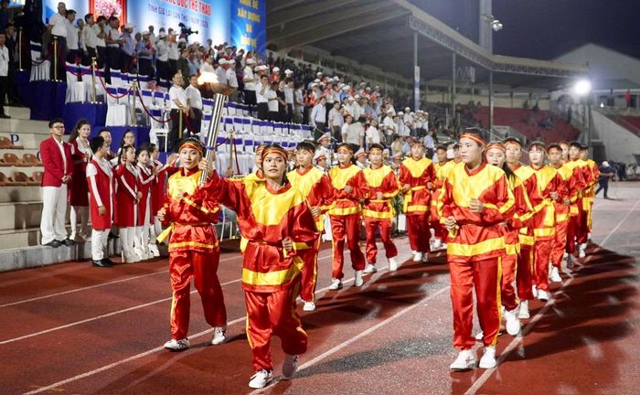 Điểm nhấn của phần nghi lễ là rước và thắp đuốc đại hội. Ngọn lửa được rước từ đền thờ Tây Sơn Tam kiệt, mang ý nghĩa về sự tiếp nối truyền thống, tinh thần đoàn kết và khát vọng vươn lên của các thế hệ người dân Gia Lai.