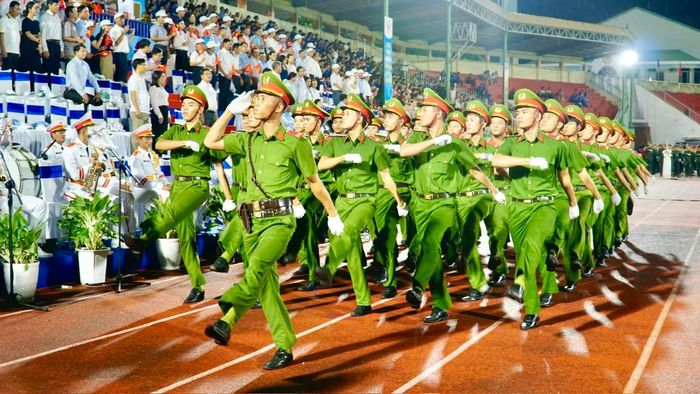 Sự xuất hiện của hàng nghìn VĐV trong sắc màu của các đoàn tạo nên không khí trang trọng, sôi nổi tại SVĐ Quy Nhơn.