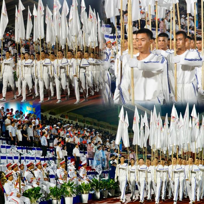 Tiếp đó là các khối hồng kỳ, các đoàn VĐV và trọng tài.