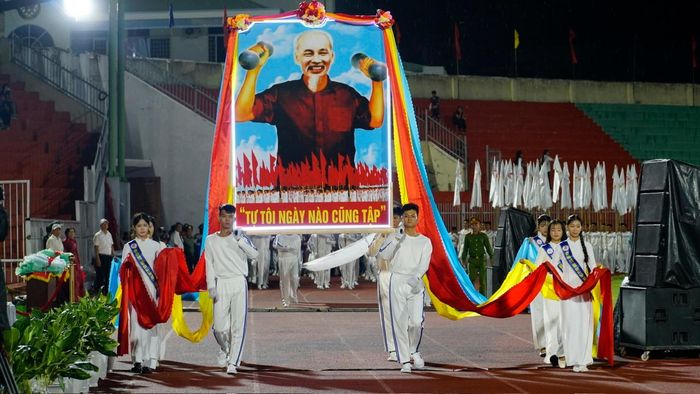 ...và khối rước chân dung Chủ tịch Hồ Chí Minh.