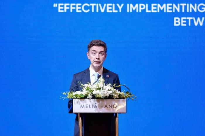 Đại sứ - Trưởng Phái đoàn Liên minh châu Âu tại Việt Nam Julien Guerrier phát biểu tại tọa đàm.