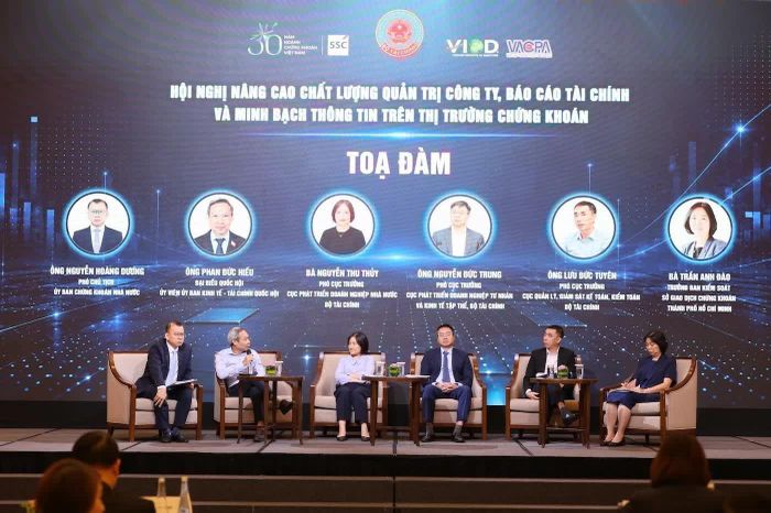 Các diễn giả trao đổi tại Hội nghị Nâng cao chất lượng quản trị công ty, báo cáo tài chính và minh bạch thông tin trên thị trường chứng khoán, ngày 8/9/2026. Ảnh: Mạnh Tuấn