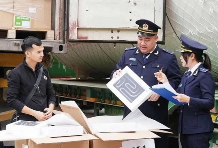 Cán bộ hải quan kiểm tra hàng hóa nhập khẩu Ảnh: CTVHQ