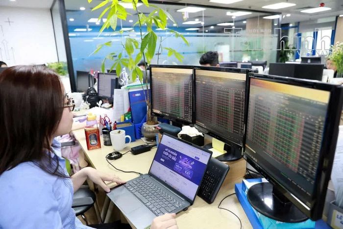 VN-Index đóng cửa ở vùng cao nhất phiên nhưng thanh khoản thấp cho thấy lực cầu vẫn tương đối thận trọng. Ảnh: Đức Thanh